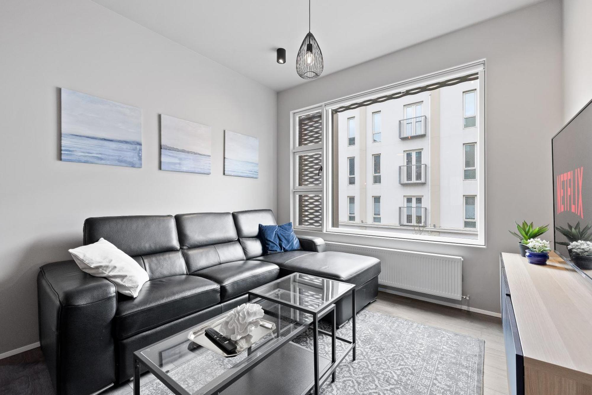 Vibrant Hafnatorg I Spacious Property With Expansive Garage 레이캬비크 외부 사진