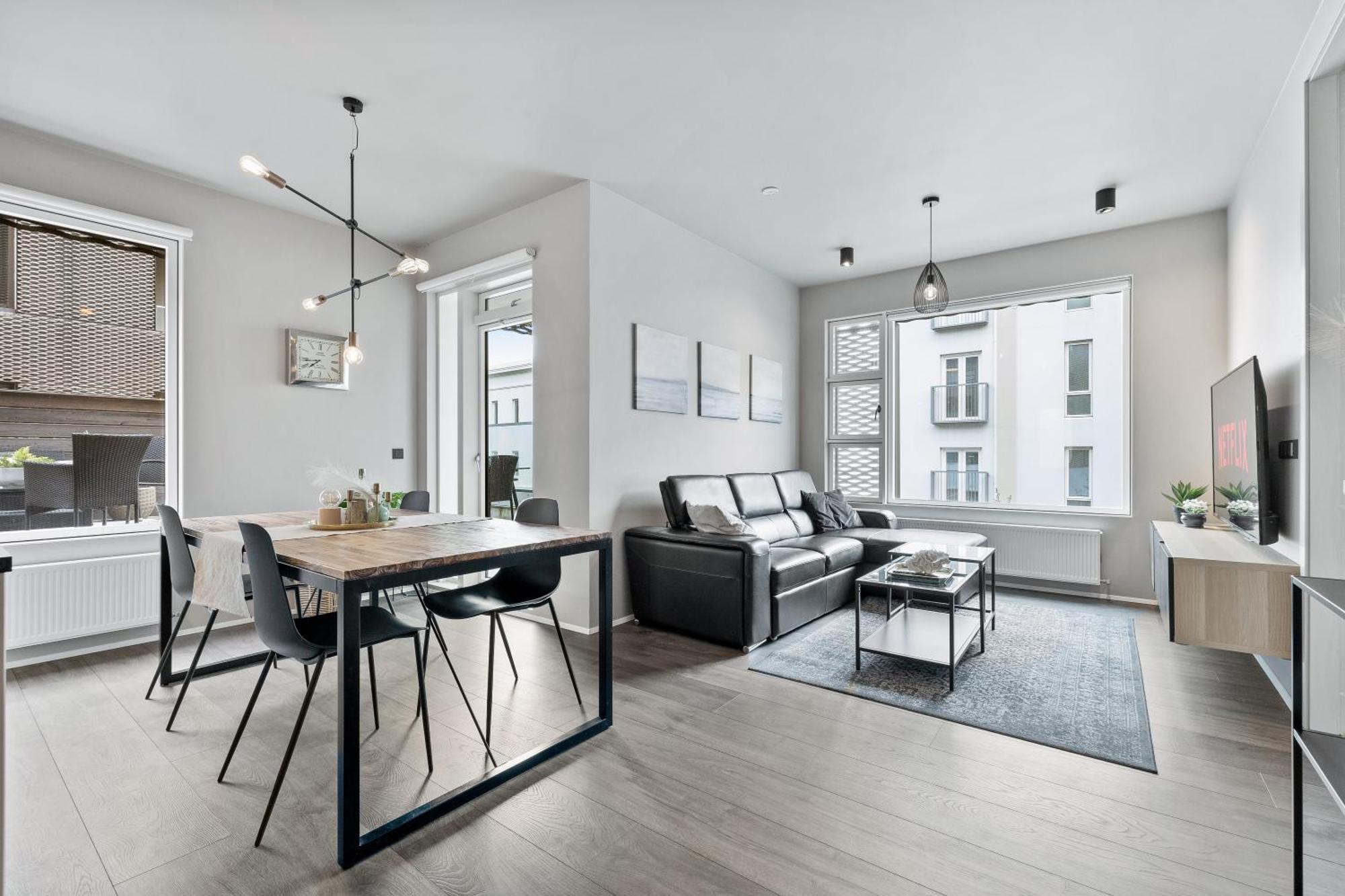 Vibrant Hafnatorg I Spacious Property With Expansive Garage 레이캬비크 외부 사진