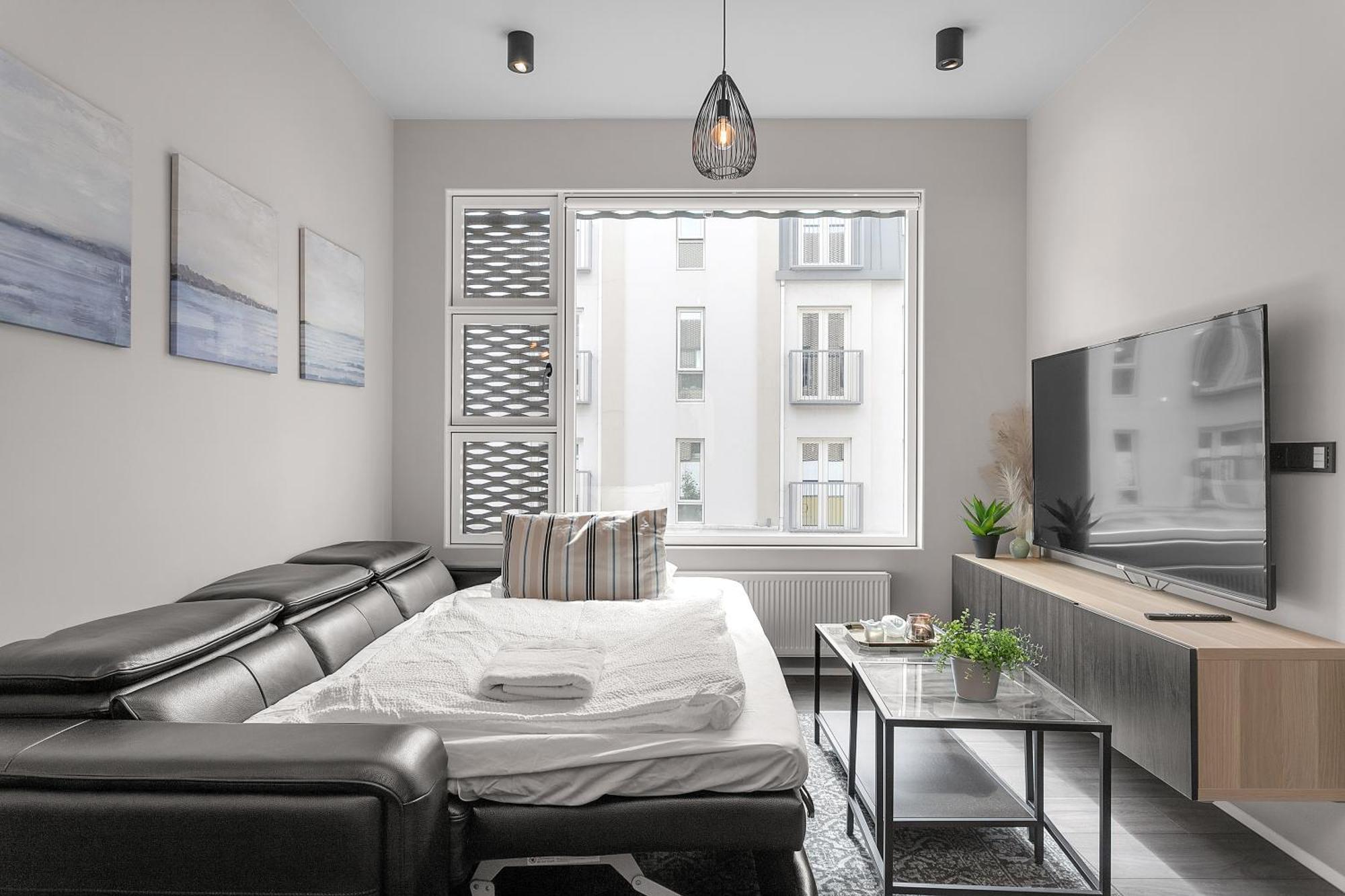 Vibrant Hafnatorg I Spacious Property With Expansive Garage 레이캬비크 외부 사진