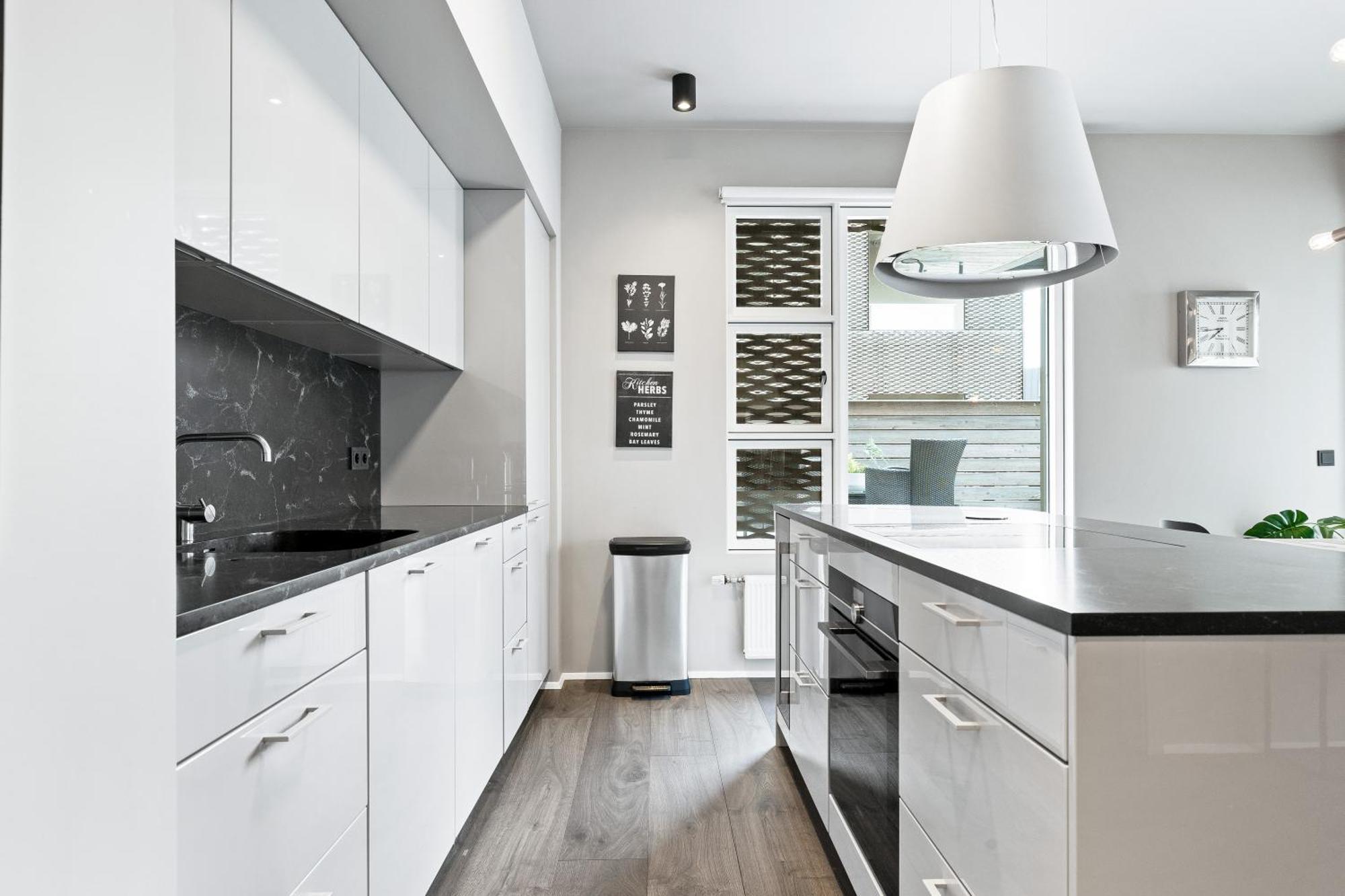 Vibrant Hafnatorg I Spacious Property With Expansive Garage 레이캬비크 외부 사진