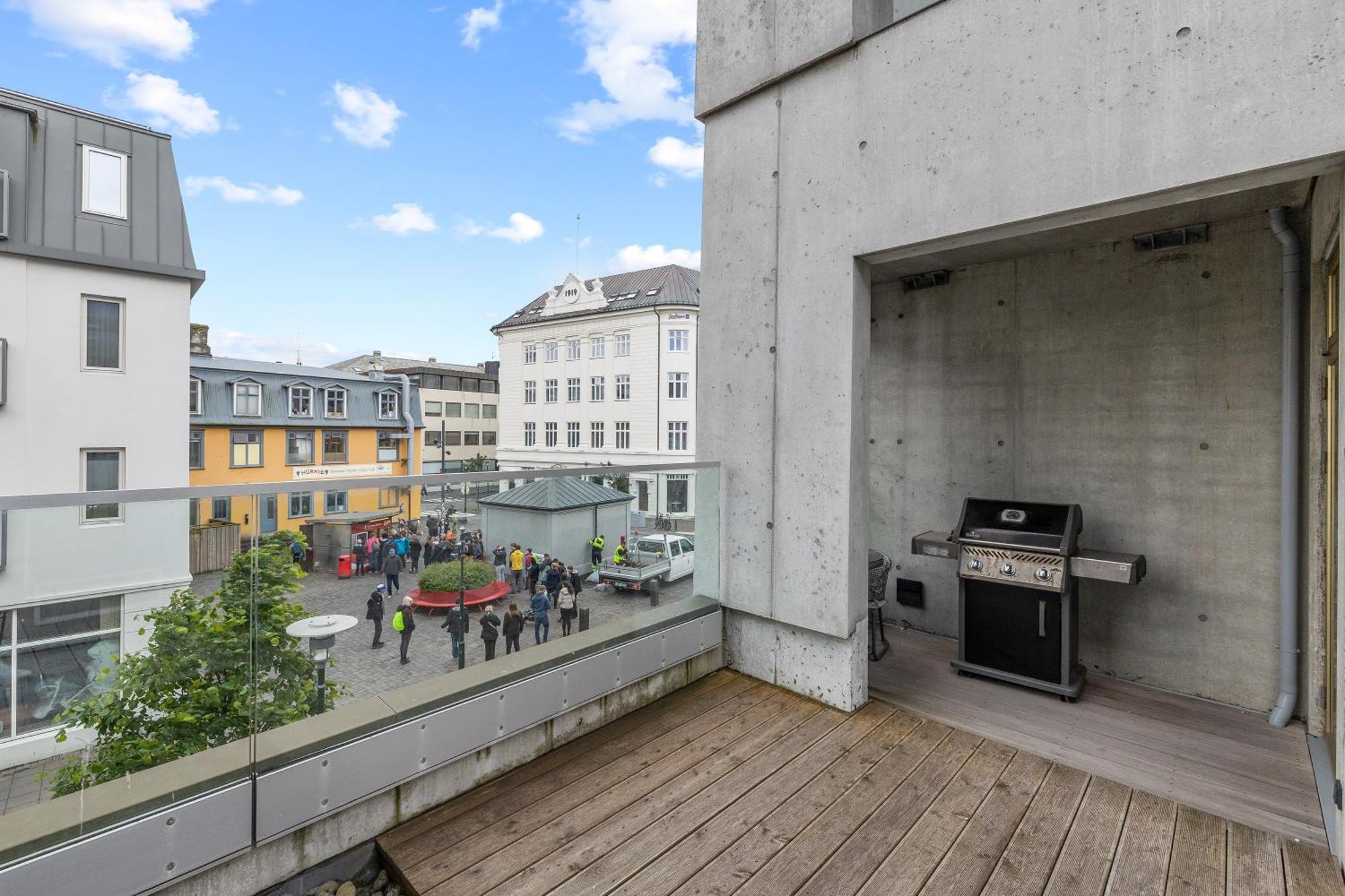 Vibrant Hafnatorg I Spacious Property With Expansive Garage 레이캬비크 외부 사진