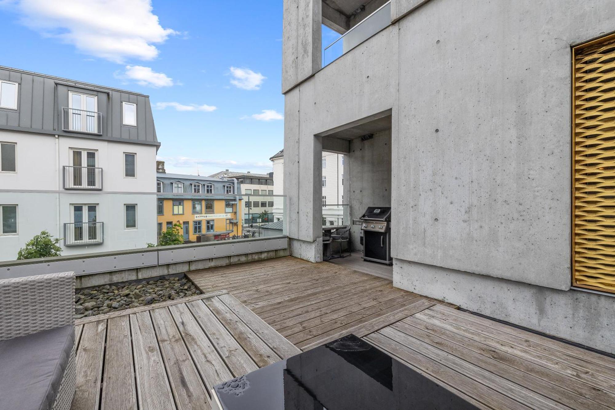 Vibrant Hafnatorg I Spacious Property With Expansive Garage 레이캬비크 외부 사진