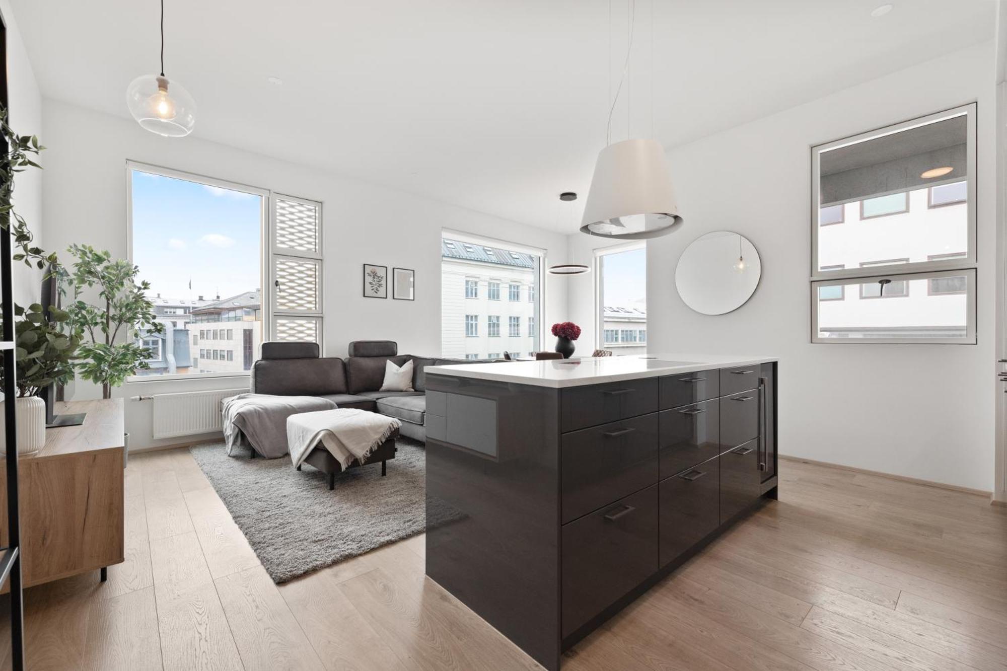 Vibrant Hafnatorg I Spacious Property With Expansive Garage 레이캬비크 외부 사진