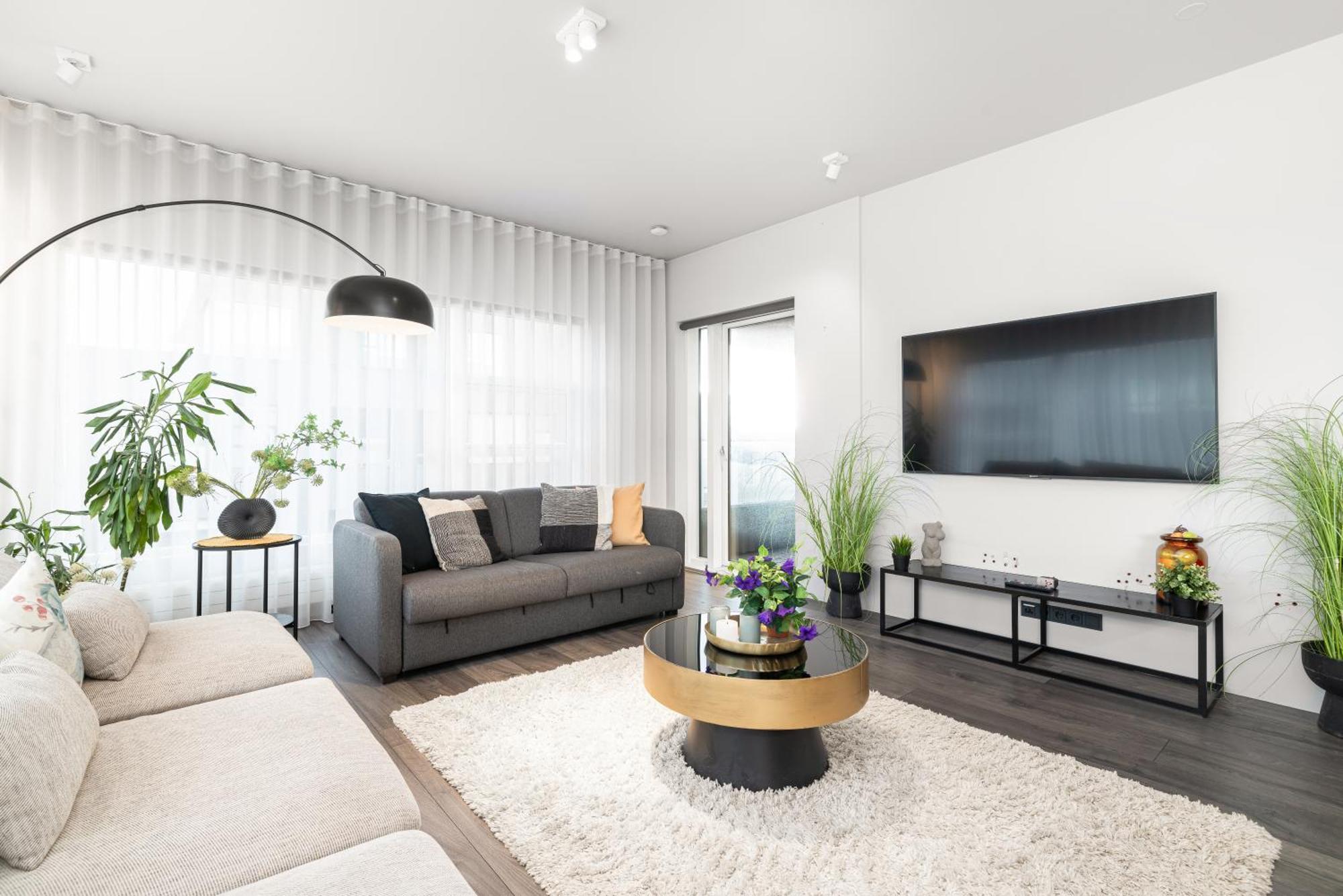 Vibrant Hafnatorg I Spacious Property With Expansive Garage 레이캬비크 외부 사진